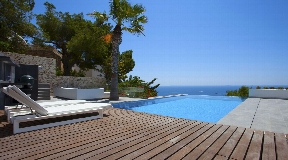 Exclusive detached villa with 360 m² living space with unforgettable sea views