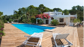 Located in the privileged natural park of Salinas with fantastic views