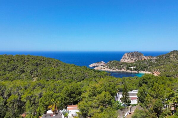 Luxuriöse moderne Villa in Cala Salada mit Panoramablick auf das Meer