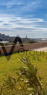 Casa adosada de esquina de tres plantas en una ubicación privilegiada – Casa Plana en Illa Plana
