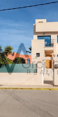Casa adosada de esquina de tres plantas en una ubicación privilegiada – Casa Plana en Illa Plana
