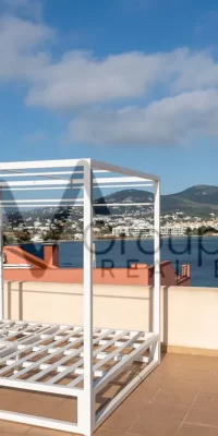 Casa adosada de esquina de tres plantas en una ubicación privilegiada – Casa Plana en Illa Plana