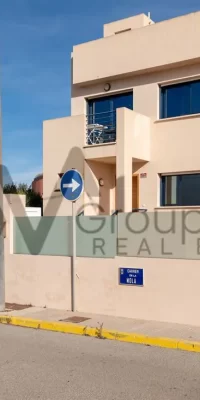 Casa adosada de esquina de tres plantas en una ubicación privilegiada – Casa Plana en Illa Plana