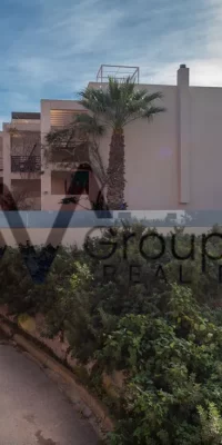 Casa adosada de esquina de tres plantas en una ubicación privilegiada – Casa Plana en Illa Plana