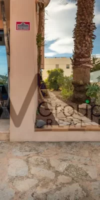 Casa adosada de esquina de tres plantas en una ubicación privilegiada – Casa Plana en Illa Plana