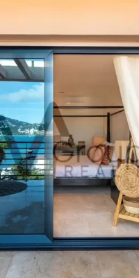 Casa adosada de esquina de tres plantas en una ubicación privilegiada – Casa Plana en Illa Plana