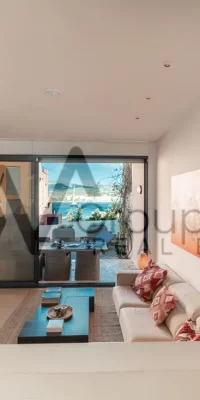 Casa adosada de esquina de tres plantas en una ubicación privilegiada – Casa Plana en Illa Plana