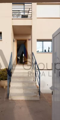Casa adosada de esquina de tres plantas en una ubicación privilegiada – Casa Plana en Illa Plana