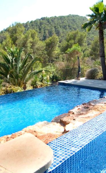 Beautiful villa with natural garden and fabulous privacy