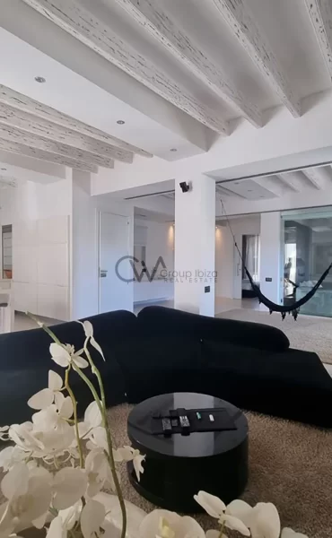 Two stunning apartments in historic property near to the harper