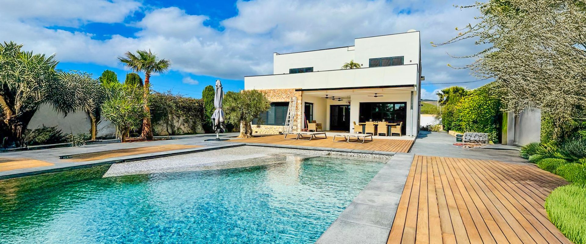 A modern luxury villa redefined in Sant Jordi