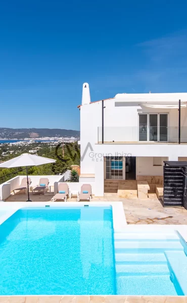 Lavish 8-bedroom villa with panoramic sea Views