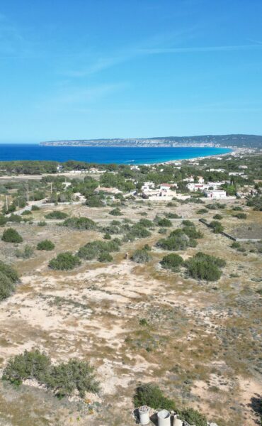 Exklusive Parzelle mit genehmigtem Projekt auf Formentera