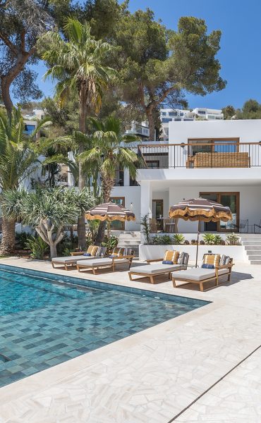 Exquisite Mediterranean Villa with Infinity Pool in Can Furnet