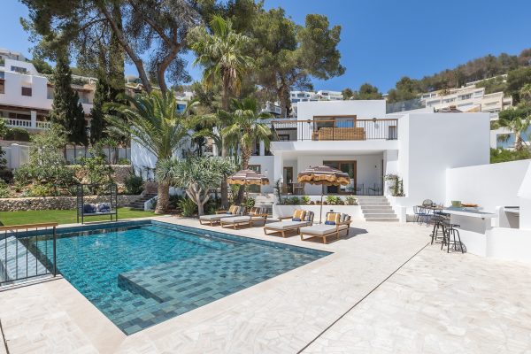 Exquisite Mediterranean Villa with Infinity Pool in Can Furnet