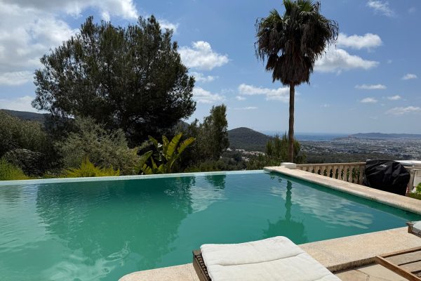 Stunning Villa with amazing sea and Dalt villa views