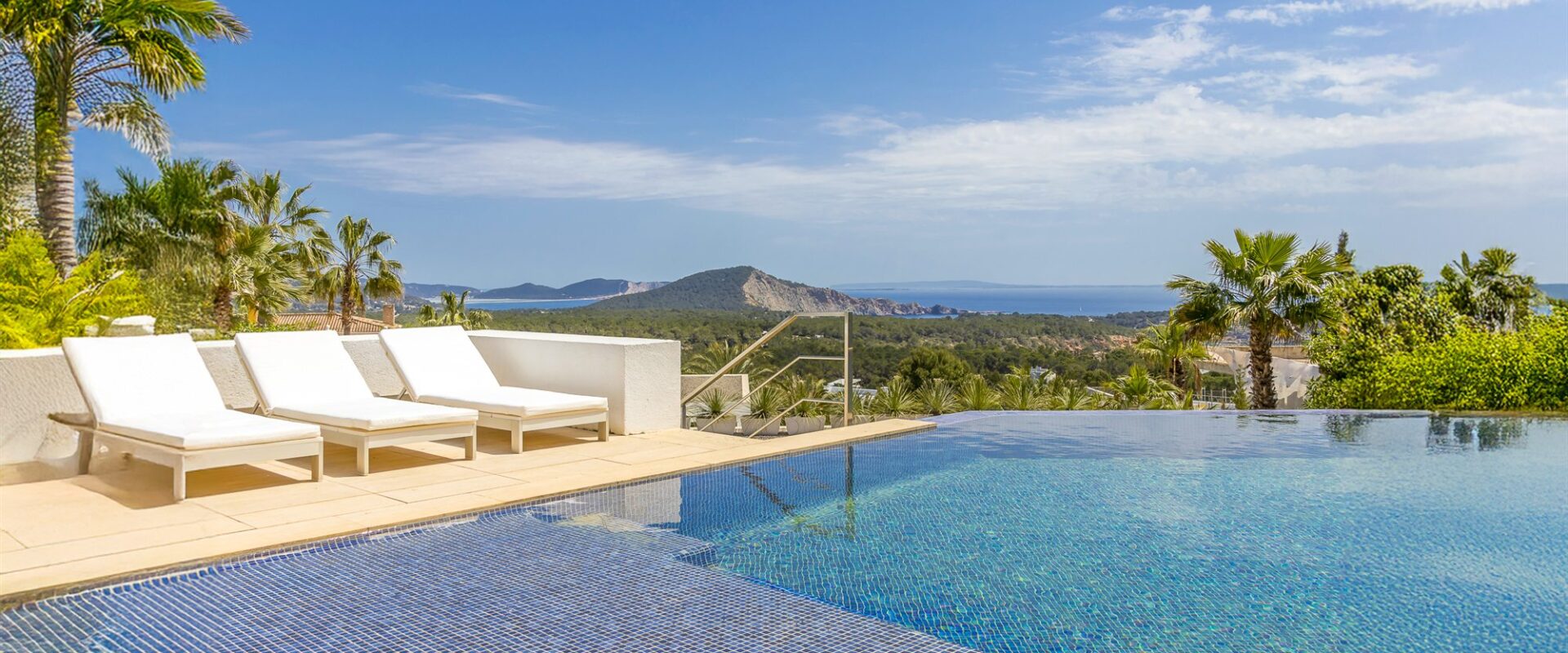 Luxury 5-Bedroom Villa with Sea Views in Vista Alegre