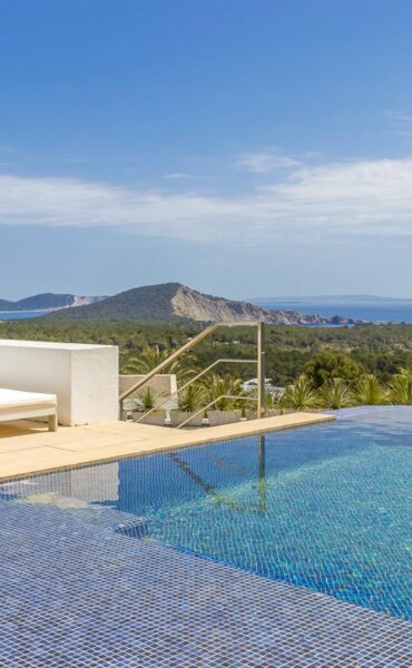 Luxury 5-Bedroom Villa with Sea Views in Vista Alegre