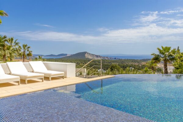Luxury 5-Bedroom Villa with Sea Views and touristic license in Vista Alegre