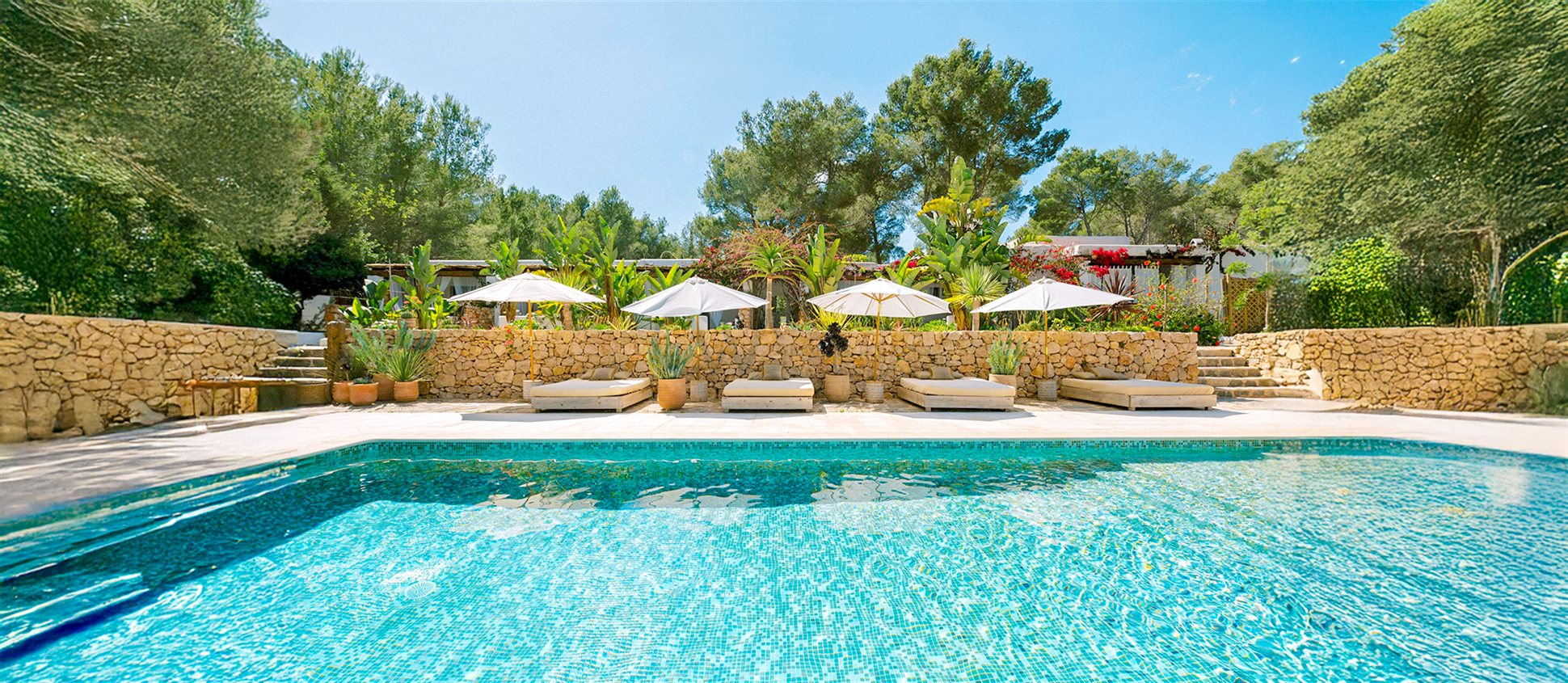 Authentic finca with annexes and rental license in peaceful location