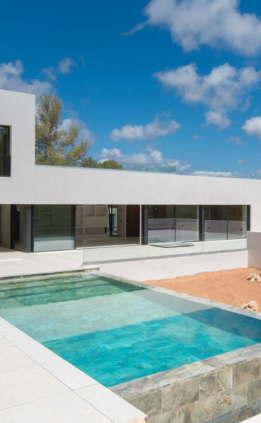 Modern villa with infinity pool in exclusive Roca Llisa