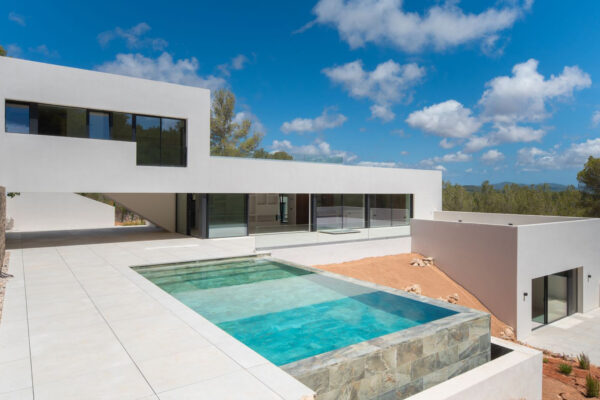 Moderne Villa mit Infinity-Pool in der exklusiven Anlage Roca Llisa