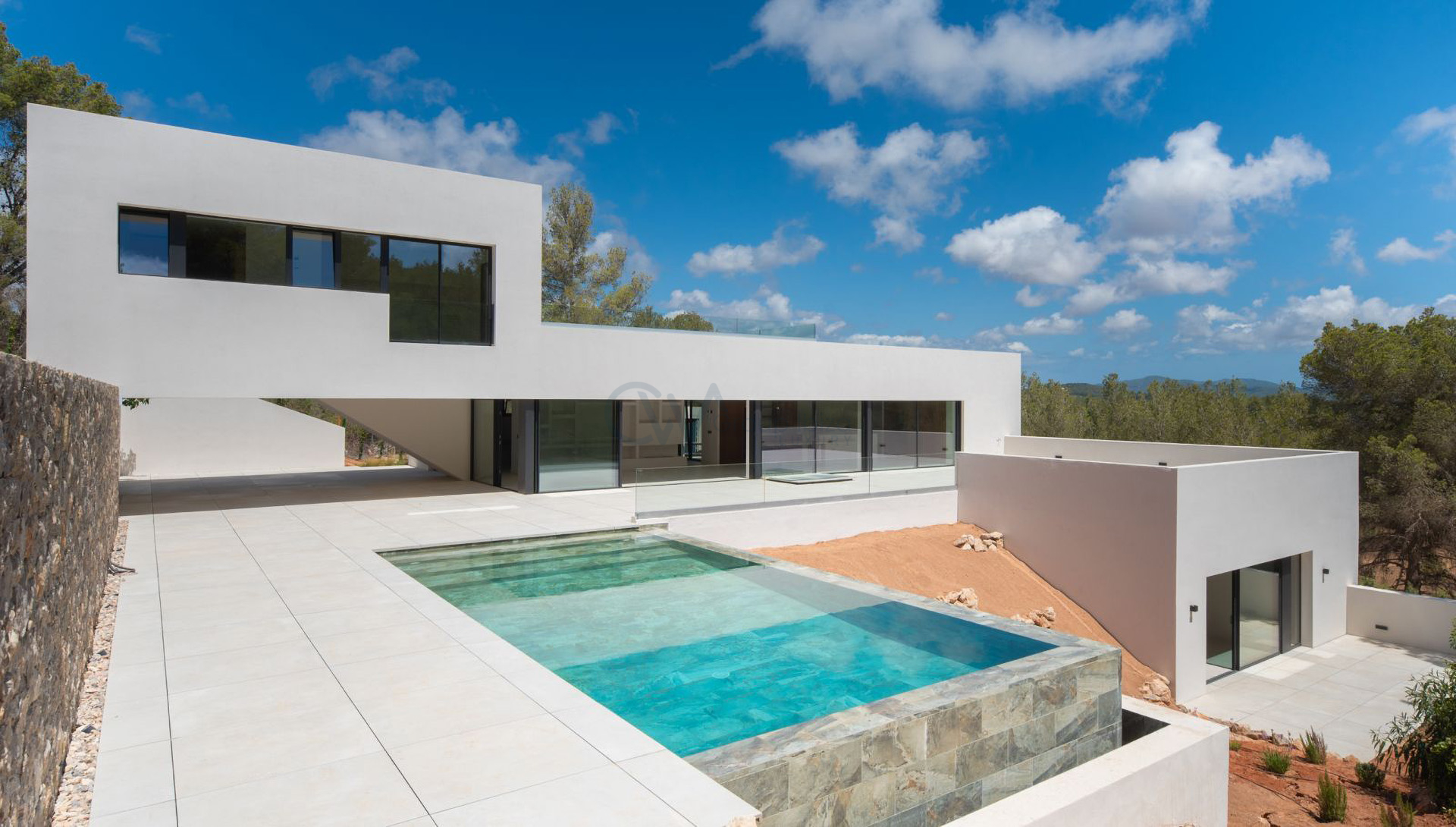 Modern villa with infinity pool in exclusive Roca Llisa