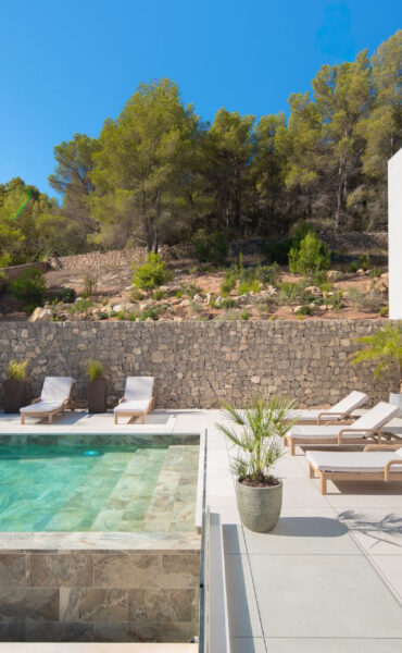 Modern villa with infinity pool in exclusive Roca Llisa