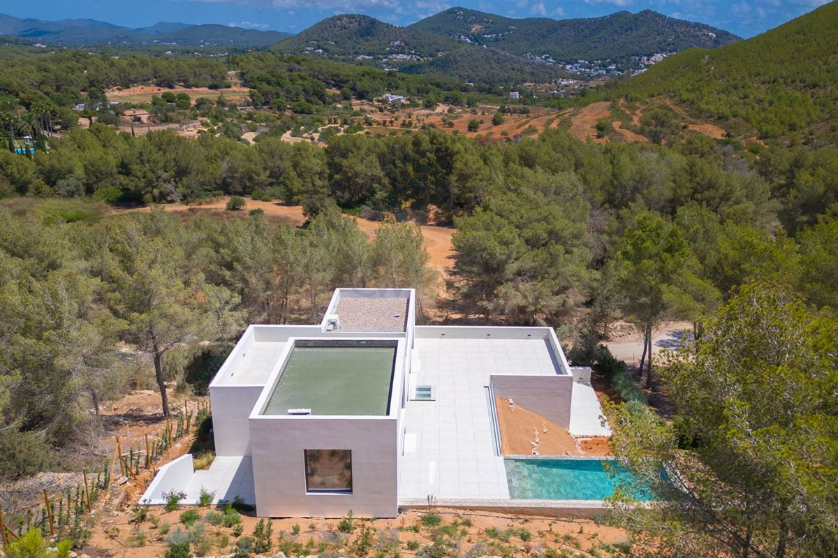 Modern villa with infinity pool in exclusive Roca Llisa