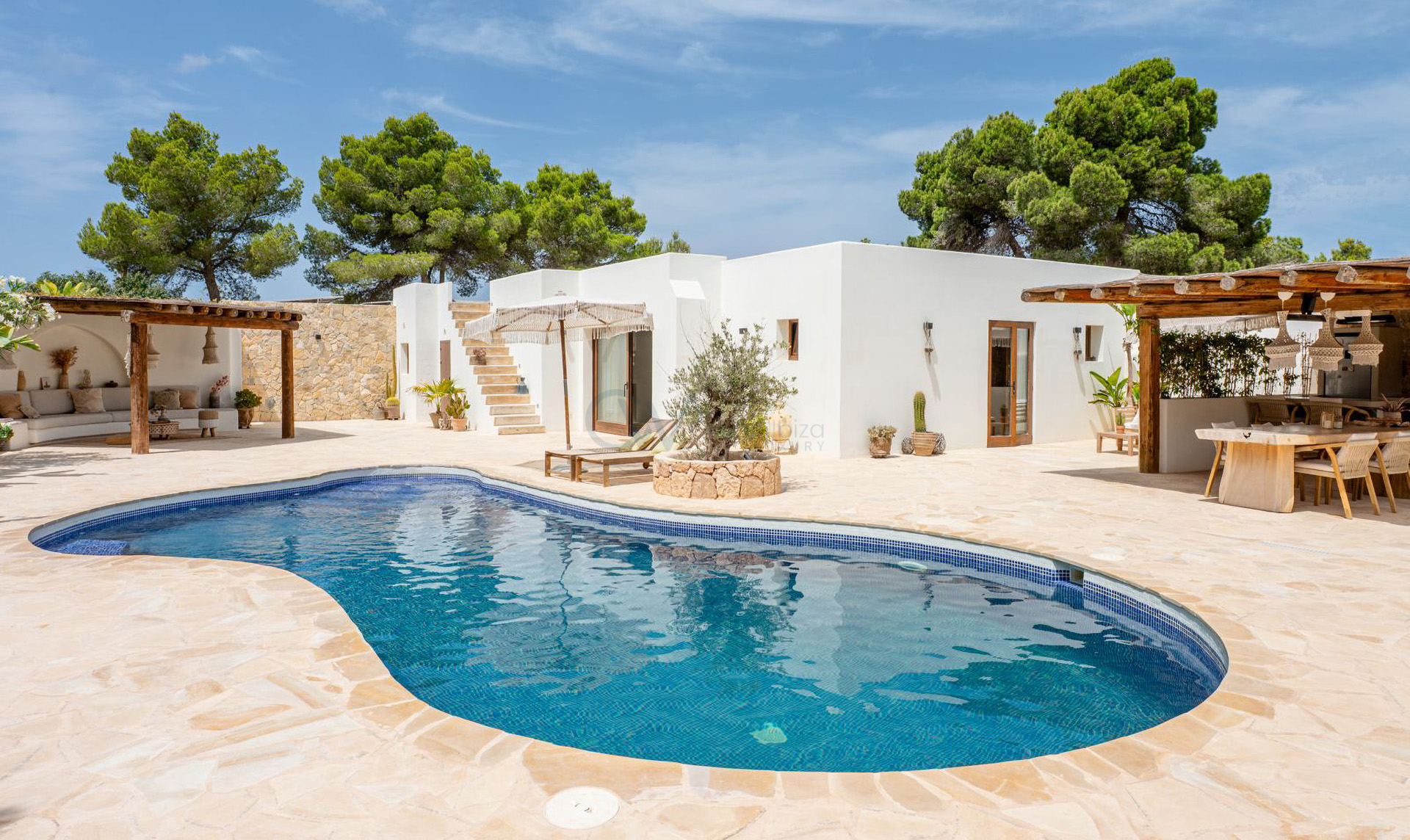 Bohemian sunset villa with guest apartment