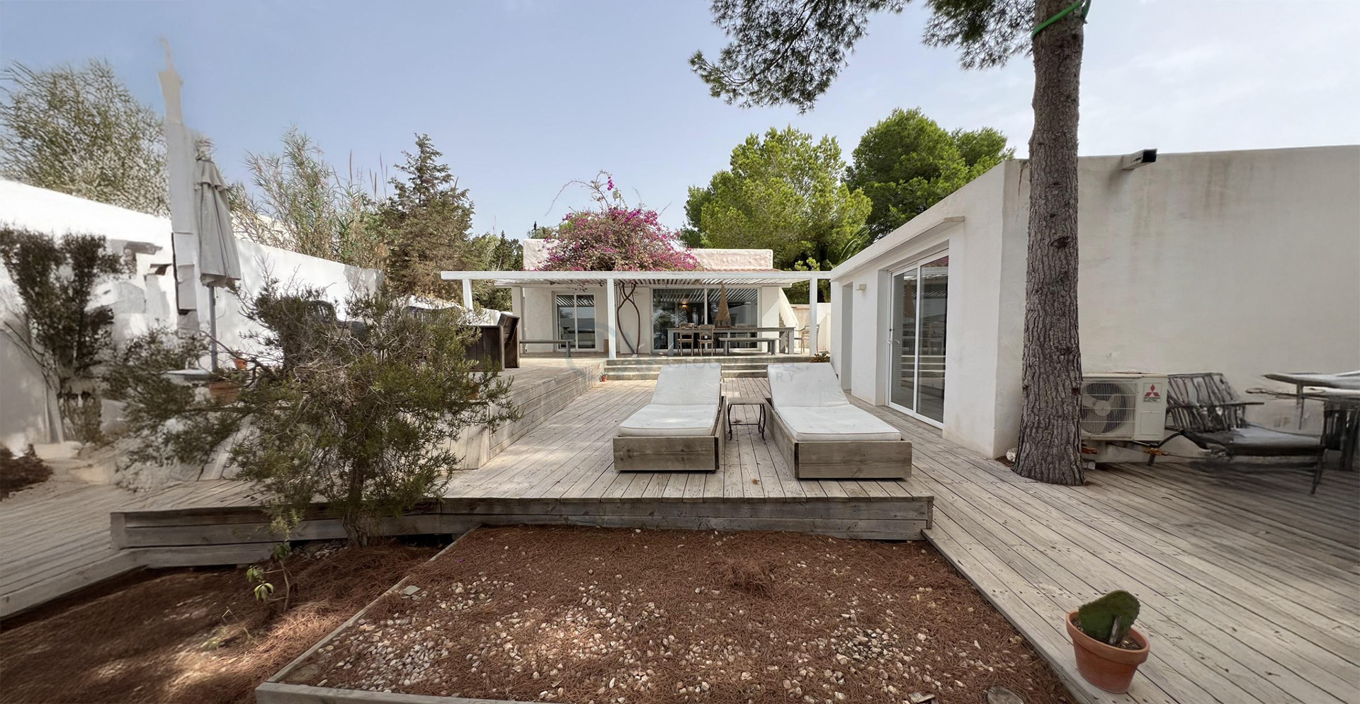 Charming Villa with Two Guest Annexes and Sea Views