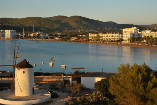 Ven a Ibiza y vive en San Antonio Ven a Ibiza y vive en San Antonio