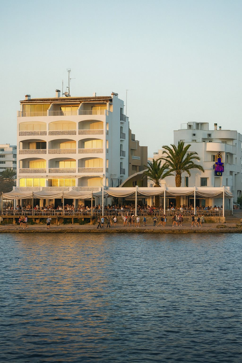Ven a Ibiza y vive en San Antonio