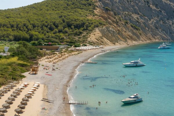 Ven a Ibiza y vive en Cala Jondal Come to Ibiza and life in Cala Jondal