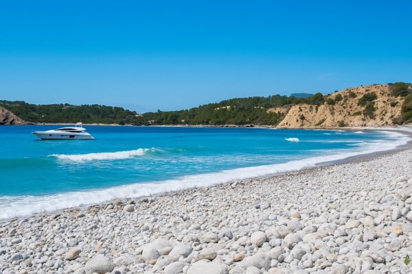 Ven a Ibiza y vive en Cala Jondal Come to Ibiza and life in Cala Jondal