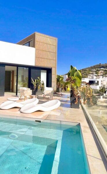 Elegant newly built villa with two pools in Talamanca