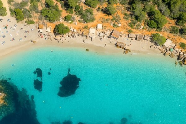 Ven a Ibiza y vive en Cala Salada Come to Ibiza and Live in Cala Salada