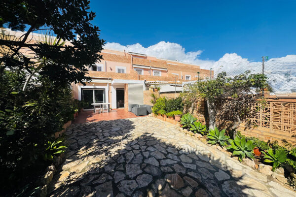 Elegante triplex-rijwoning met privétuin in Es Vivé