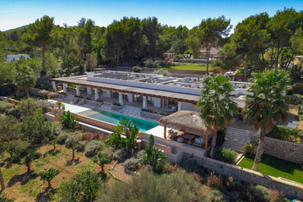 Villa di lusso in affitto a Ibiza – Guida completa all’affitto di ville esclusive 2026