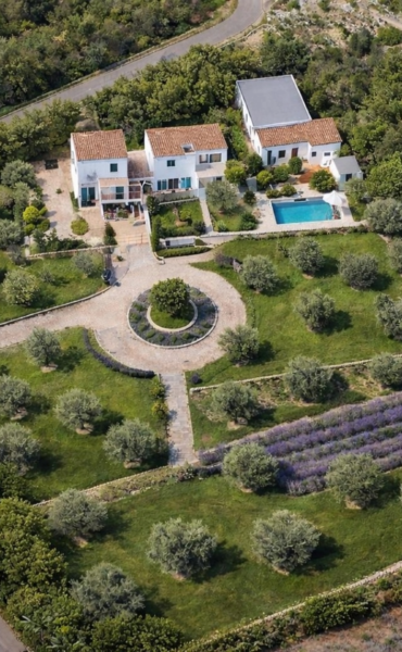 Serene multi-unit country estate to renovate