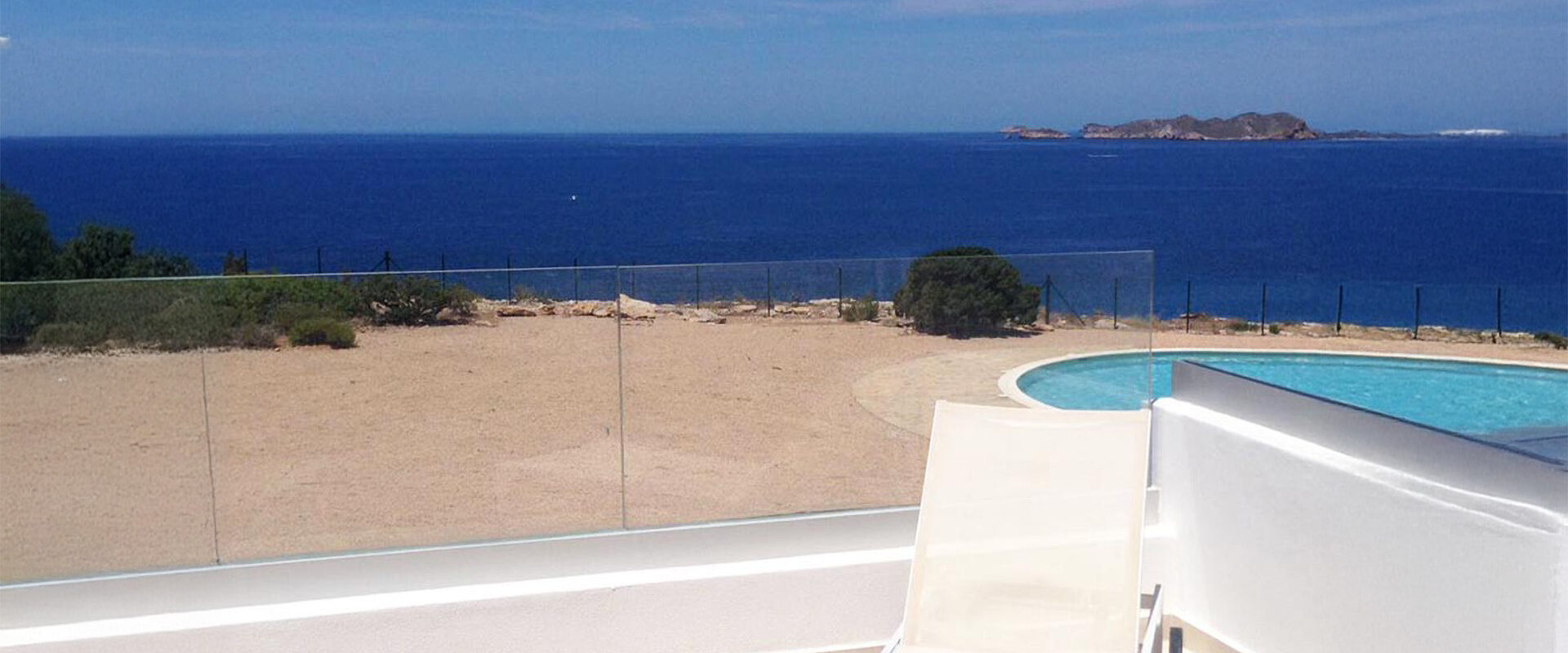 Beautifully Renovated Seafront Townhouse with Sunset Views
