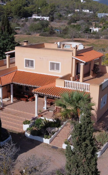 Property with exceptional renovation potential and full privacy