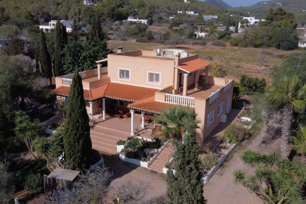 Property with exceptional renovation potential and full privacy