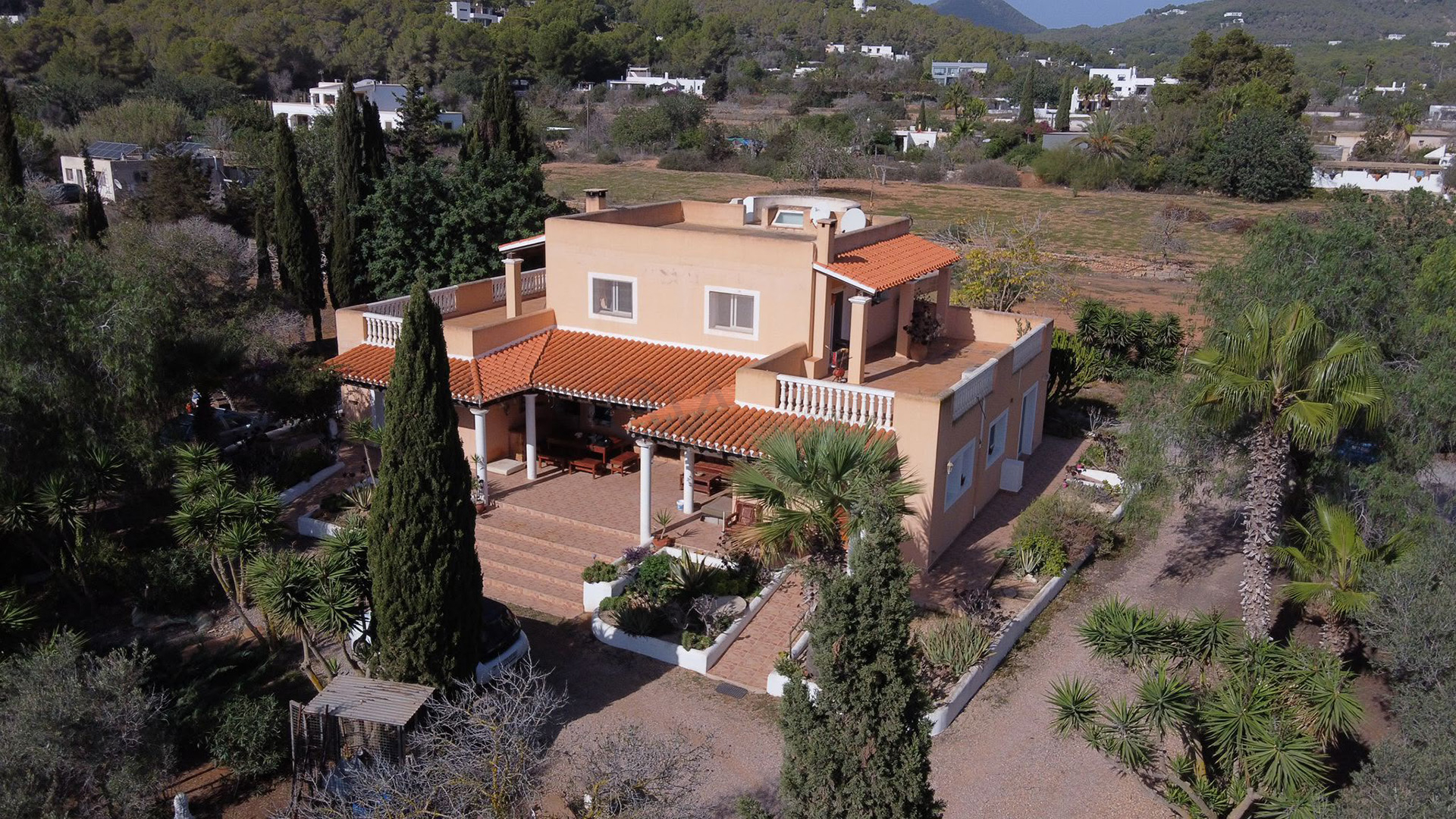 Property with exceptional renovation potential and full privacy