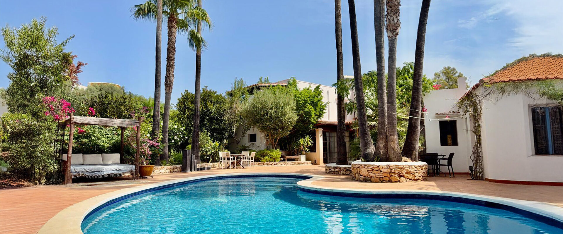 Charming Mediterranean Estate walk-in distance to the Beach