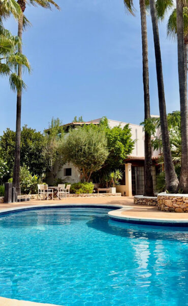 Charming Mediterranean Estate walk-in distance to the Beach