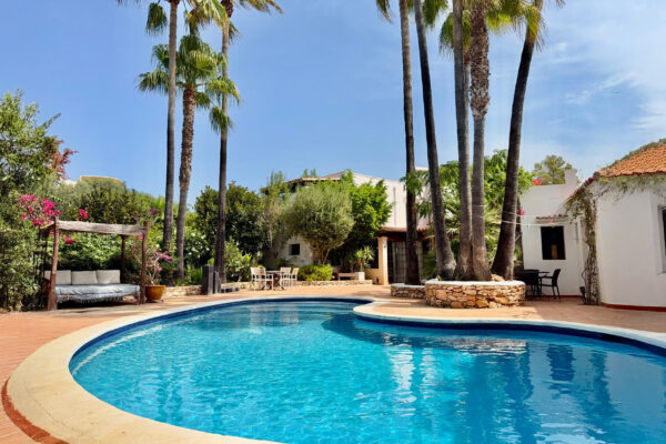 Charming Mediterranean Estate walk-in distance to the Beach