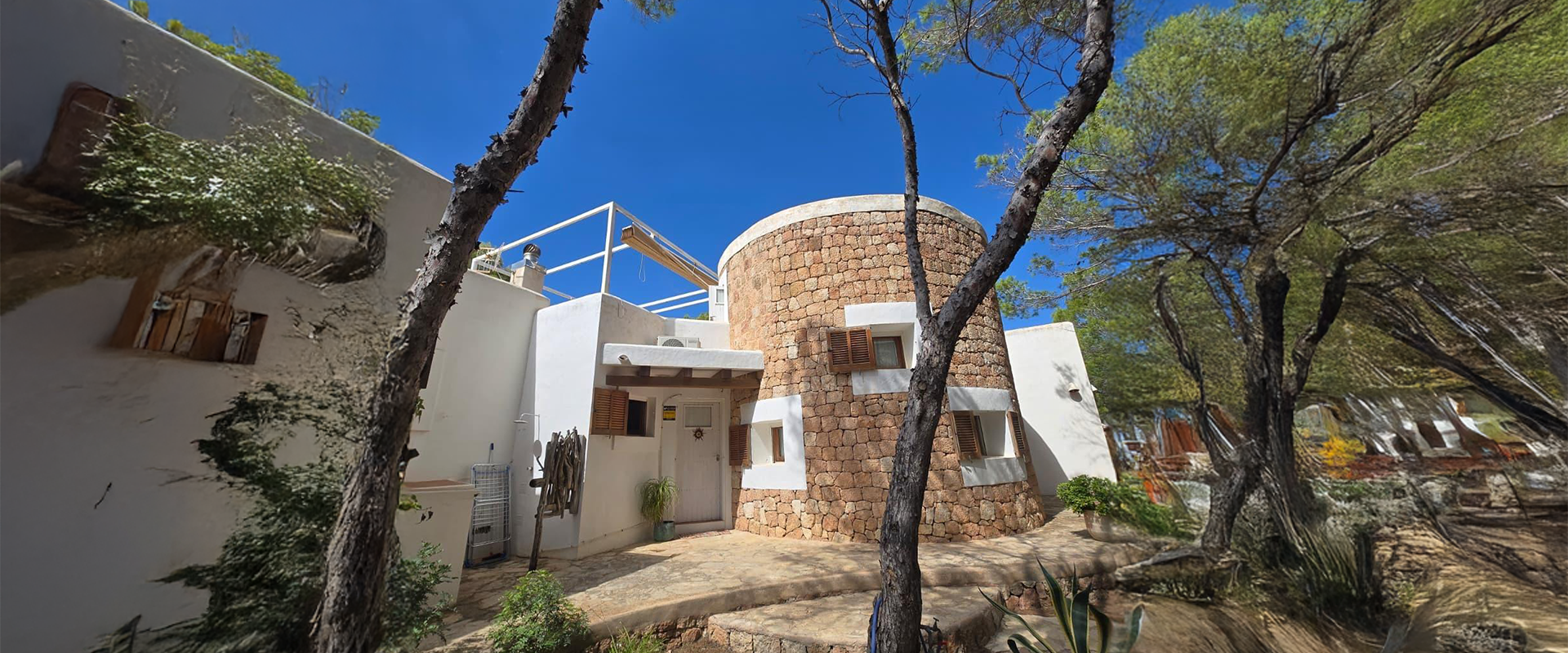 Seafront Townhouse with Panoramic Sunset Views